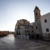 Un campanile solitario che svetta da secoli sulla Muraglia di Bari. � ci� che resta dell�antica Santa Maria Annunziata, una delle chiese scomparse della citt�...